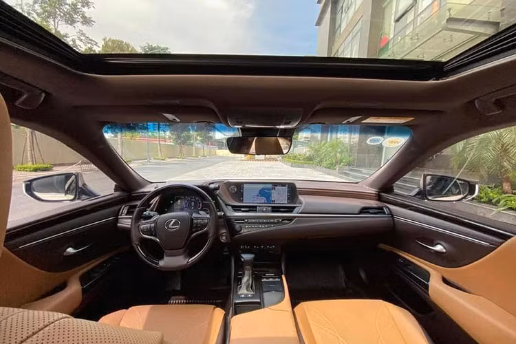 Khoang nội thất của Lexus ES 250 bản nâng cấp 2020 không thật sự nổi bật so với các đối thủ cùng phân khúc. Nhưng là mẫu xe được thiết kế nhằm đem lại sự thoải mái hàng đầu cho người sử dụng, ES 250 mới luôn ưu tiên sử dụng những chất liệu thân thiện với con người như da cao cấp và gỗ tự nhiên để bọc ghế ngồi, vô-lăng, táp lô,… 