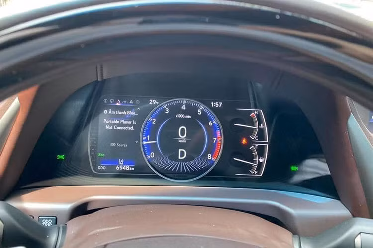 Các trang bị tiện nghi khác của Lexus ES 250 2020 thế hệ mới dành cho người dùng được đánh giá là khá đầy đủ, bao gồm ghế lái chỉnh điện 10 hướng tích hợp tính năng sưởi ấm, màn hình hiển thị kính lái HUD, sạc không dây, hệ thống âm thanh 10 loa và kết nối Apple CarPlay và Android Auto…