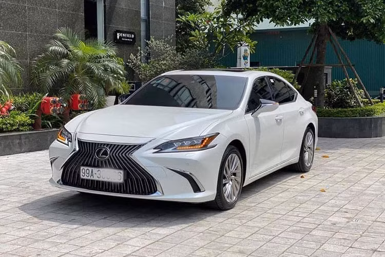 Những chiếc Lexus ES 250 phiên bản 2020 mới được thương hiệu xe sang Nhật Bản ra mắt và phân phối chính hãng tại Việt Nam hồi đầu năm 2020. Khá ngạc nhiên khi một chiếc ES 250 xuất hiện trên thị trường mua bán ôtô cũ, theo chủ nhân rao bán mẫu xe này thì nó chỉ mới chạy lướt khoảng gần 7.000km, mang biển tỉnh Bắc Ninh và còn như mới.