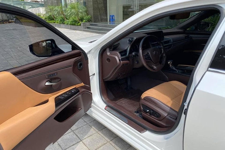 Thiết kế tổng thể nội/ ngoại thất cùng kích thước của xe không có gì thay đổi so với phiên bản 2019. Đầu xe vẫn gây ấn tượng với lưới tản nhiệt tạo hình con suốt cỡ lớn với viền mạ crôm xung quanh, dải đèn LED định vị ban ngày phía trước tạo hình chữ “L” đặc trưng của thương hiệu Lexus. Cụm đèn hậu phía sau cũng trang bị bóng LED, tạo hình chữ L và xếp chồng 3 tầng lên nhau.