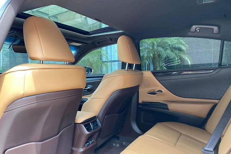 Trang bị động cơ cho Lexus ES 250 2020 mới sẽ vẫn là loại máy xăng, 4 xi-lanh, dung tích 2.5L, phối hợp với hộp số tự động 8 cấp sản sinh công suất tối đa 204 mã lực tại tua máy 6.600 vòng/ phút và mô-men xoắn cực đại đạt 243 Nm tại 4.000 – 5.000 vòng/ phút.