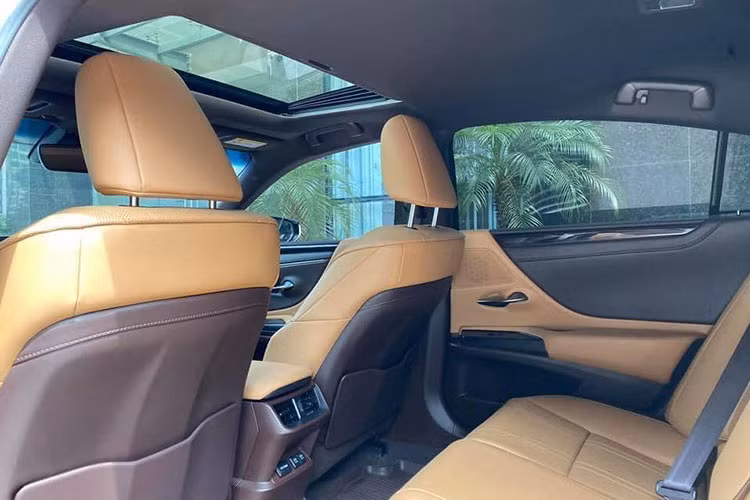 Trang bị động cơ cho Lexus ES 250 2020 mới sẽ vẫn là loại máy xăng, 4 xi-lanh, dung tích 2.5L, phối hợp với hộp số tự động 8 cấp sản sinh công suất tối đa 204 mã lực tại tua máy 6.600 vòng/ phút và mô-men xoắn cực đại đạt 243 Nm tại 4.000 – 5.000 vòng/ phút.