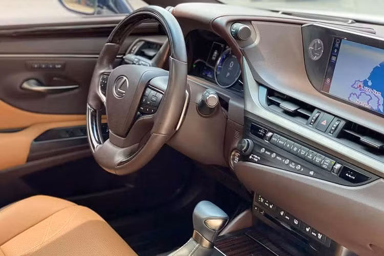 Không ít những tính năng công nghệ hiện đại được thương hiệu Lexus trang bị trong khoang nội thất của ES 250 thế hệ mới giúp tăng sự tiện nghi. Lexus đã loại bỏ hệ thống điều khiển bằng phím bấm để thay thế hoàn toàn bằng bàn phím cảm ứng, đi kèm với đó vẫn là đầu đọc DVD, màn hình cảm ứng 12,3 inch có hỗ trợ USB/AUX/Bluetooth và hệ thống dẫn đường bản đồ Việt Nam.
