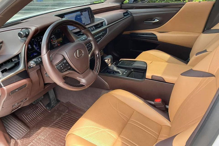 Các trang bị an toàn của Lexus ES 250 thế hệ mới cũng được nâng cấp như; thêm cảnh bảo tiền va chạm, ga tự động thích ứng tự điều chỉnh khoảng cách và duy trì tốc độ an toàn với xe phía trước, cảnh báo chệnh làn đường và hỗ trợ giữ làn đường, cảnh báo phương tiện cắt ngang RCTA, cảnh báo điểm mù BSM, cảnh báo áp suất lốp TPWS và 10 túi khí...