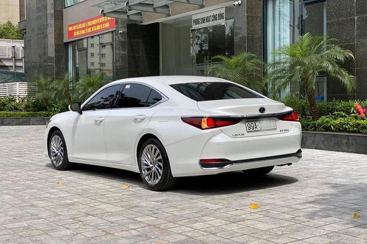 Lexus ES 250 2020 sở hữu cụm đèn trước được nâng cấp lên 3 bóng LED giống "đàn anh" LS 500 thay vì chỉ 1 bóng như trước đây. Ngoài ra, cụm đèn này còn được tích hợp công nghệ AHS Blade Scan giúp phát hiện phương tiện phía trước để phân bổ vùng chiếu sáng. Thuộc thế hệ mới nhất, ES 250 2020 được phát triển dựa trên khung gầm toàn cầu GA-K của thương hiệu xe sang Nhật Bản.