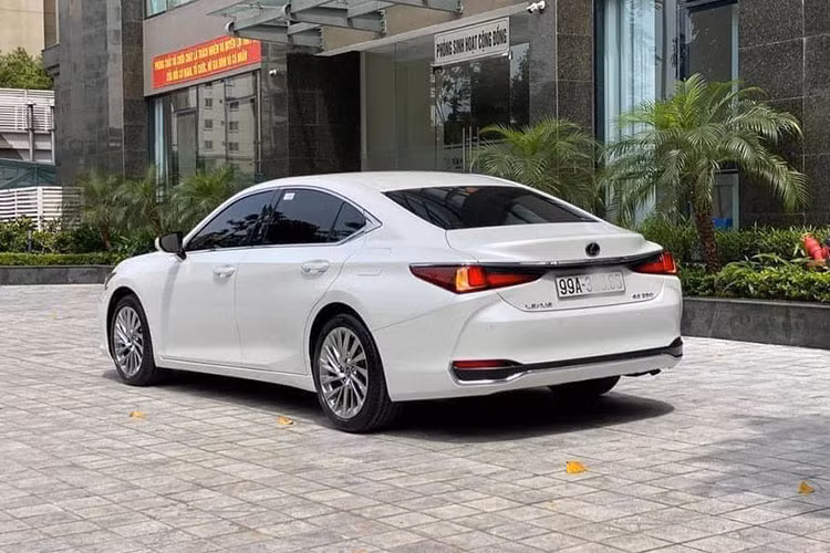 Lexus ES 250 2020 sở hữu cụm đèn trước được nâng cấp lên 3 bóng LED giống "đàn anh" LS 500 thay vì chỉ 1 bóng như trước đây. Ngoài ra, cụm đèn này còn được tích hợp công nghệ AHS Blade Scan giúp phát hiện phương tiện phía trước để phân bổ vùng chiếu sáng. Thuộc thế hệ mới nhất, ES 250 2020 được phát triển dựa trên khung gầm toàn cầu GA-K của thương hiệu xe sang Nhật Bản.