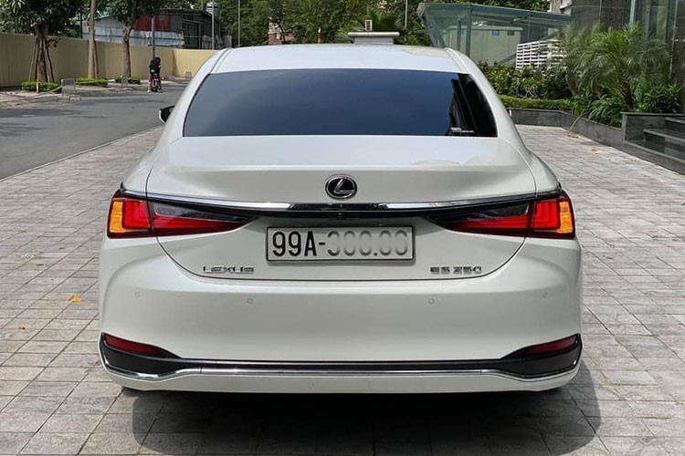 Giá xe Lexus ES 250 2020 khi ra mắt tại Việt Nam được bán chính hãng là 2,54 tỷ đồng, tăng 41 triệu đồng so với phiên bản cũ. Mẫu xe sang Nhật Bản hứa hẹn sẽ có thêm sức cạnh tranh cùng các đối thủ thương hiệu châu Âu khác tại Việt Nam như Mercedes-Benz E-Class (2,13 – 2,833 tỷ đồng) hay BMW 5-Series (2,389 – 3,069 tỷ đồng).