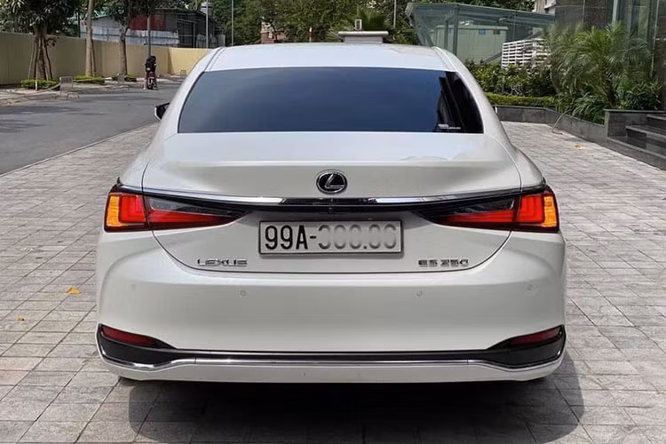 Giá xe Lexus ES 250 2020 khi ra mắt tại Việt Nam được bán chính hãng là 2,54 tỷ đồng, tăng 41 triệu đồng so với phiên bản cũ. Mẫu xe sang Nhật Bản hứa hẹn sẽ có thêm sức cạnh tranh cùng các đối thủ thương hiệu châu Âu khác tại Việt Nam như Mercedes-Benz E-Class (2,13 – 2,833 tỷ đồng) hay BMW 5-Series (2,389 – 3,069 tỷ đồng).