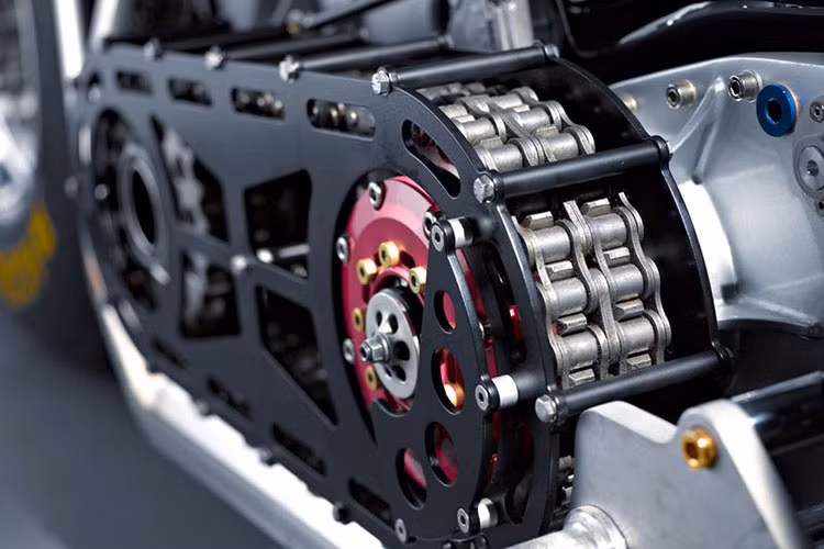 Với dung tích 6.782cc, Gunbus 410 phải dùng đến truyền động xích đôi lớn cho xe.