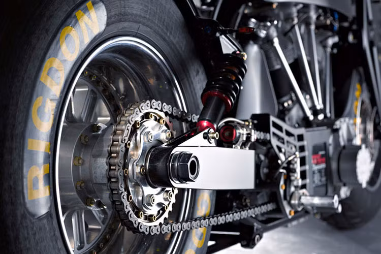 Gunbus 410 sở hữu công suất tối đa 350 mã lực ra bánh sau thông qua hộp số 3 cấp (hiển nhiên Gunbus 410 cần có 1 số lùi).