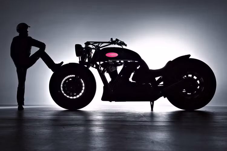 Nhà sản xuất cũng cung cấp tùy chọn biến thể sidecar 3 bánh nhắm đến các khách hàng “gan chuột”, đề cao đặc tính cân bằng. Cho nên đến nay, vẫn chưa có bất kì khung hình hay đoạn clips nào ghi nhận Gunbus 410 lăn bánh trên đường phố. Dù nhà sản xuất tự tin khẳng định chiếc xe máy siêu trọng của họ hội đủ quy chuẩn đăng kí lưu thông công cộng.