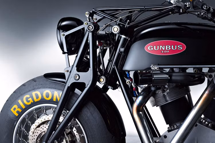 Ngay cả thiết kế xe cũng thấy độ "quái" của nó, từ khung sườn, giảm sóc đến lốp, bình xăng...