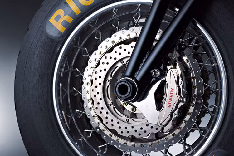 Xe sở hữu bộ vành nan cho bánh trước, đúc cho bánh sau trên mâm bóng lộn cùng với bộ phanh đĩa kép "thửa" cỡ lớn cho cả trước và sau của Gunbus.