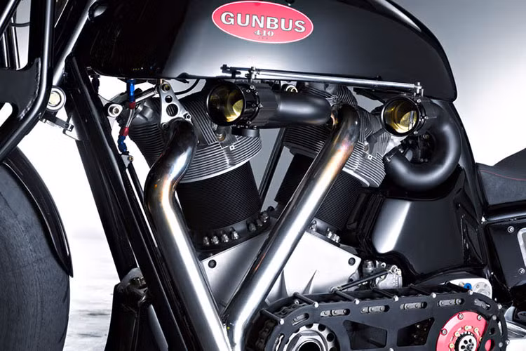 Gunbus 410 áp dụng công nghệ phun xăng điện tử, cụm động cơ "điên rồ" 6.782cc V-Twin góc tiếp 45 độ chuyển giao toàn bộ lượng mô-men xoắn cực đại 710N.m
