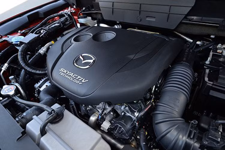 Hệ dẫn động cầu trước là trang bị tiêu chuẩn của Mazda CX-5 thế hệ mới. Trong khi đó, hệ dẫn động 4 bánh toàn thời gian chỉ là trang bị tùy chọn. Những cải tiến về công nghệ trên Mazda CX-5 mới như Mazda Radar Cruise Control, Traffic Sign Recognition hay kiểm soát chuyển động SkyActiv-Vehicle Dynamics vẫn được trang bị.