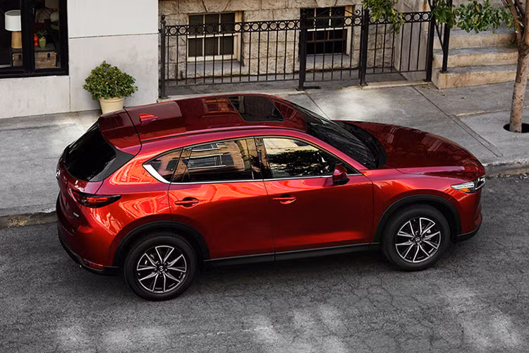 Giá bán của chiếc SUV thế hệ mới của Mazda được dự đoán khoảng từ 985 triệu đồng đến 1,06 tỷ đồng tùy thuộc vào động cơ mà khách hàng lựa chọn. Mazda CX-5 hoàn toàn mới sẽ tiếp tục cuộc cạnh tranh với những mẫu SUV hàng đầu như Hyundai Santafe và đặc biệt là đối thủ Honda CR-V 2017 tại nhiều thị trường trên Thế giới.