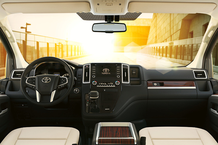 Ngoài ra, xe còn được trang bị màn hình cảm ứng trung tâm kết nối với 12 loa, vô lăng 4 chấu tích hợp nhiều nút bấm chức năng, 04 cổng USB để sạc hoặc kết nối các thiết bị cầm tay. Hàng ghế sau sang trọng có cả đèn viền trang trí nội thất...