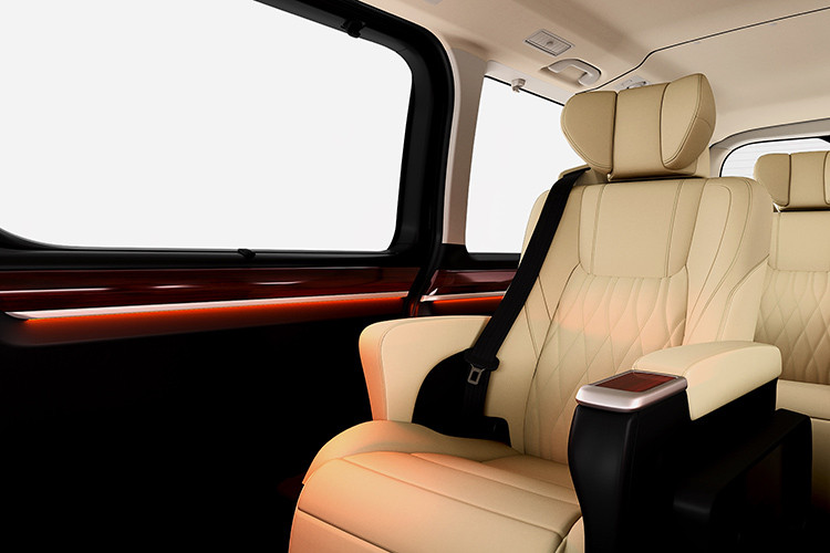 Chưa hết, cabin được gỗ giả trang trí cùng với các vật liệu màu tối nhằm tạo nên sự cao cấp. Cabin Granvia được thiết kế đủ chỗ cho 08 hàng khách. Được biết, &#x8;mẫu xe Toyota Granvia mới này sẽ có mặt tại các đại lý của Toyota tại Úc trong quý IV năm nay.