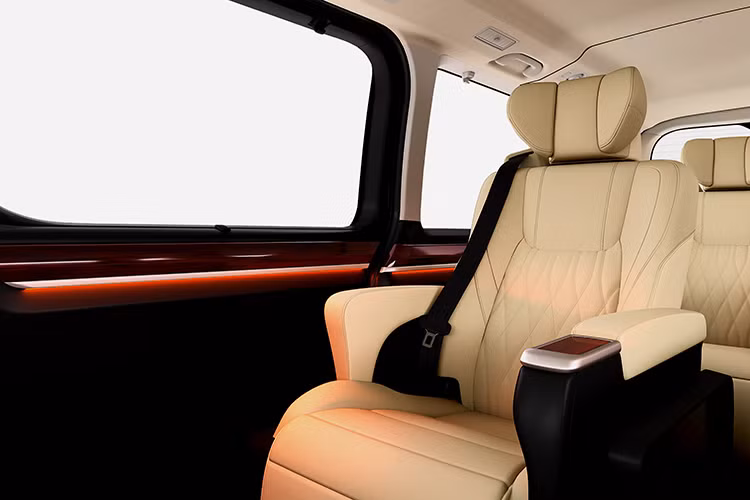 Chưa hết, cabin được gỗ giả trang trí cùng với các vật liệu màu tối nhằm tạo nên sự cao cấp. Cabin Granvia được thiết kế đủ chỗ cho 08 hàng khách. Được biết, mẫu xe Toyota Granvia mới này sẽ có mặt tại các đại lý của Toyota tại Úc trong quý IV năm nay.