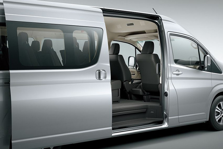 Nội thất Granvia cũng được thiết kế sang trọng sẵn sàng làm hài lòng người sở hữu khi bước vào trong. Bảng táp-lô trung tâm được thiết kế với bố cục đơn giản, hài hoà tương tự như "đàn anh" Hiace mới.