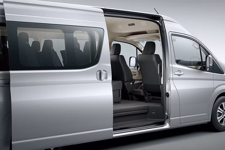 Nội thất Granvia cũng được thiết kế sang trọng sẵn sàng làm hài lòng người sở hữu khi bước vào trong. Bảng táp-lô trung tâm được thiết kế với bố cục đơn giản, hài hoà tương tự như "đàn anh" Hiace mới.