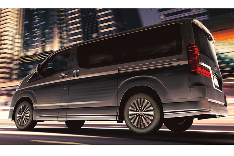 Tổng thể chiếc MPV Granvia mới của Toyota thêm sang trọng và năng động hơn với bộ mâm hợp kim đa chấu. Không giống người anh em Hiace sử dụng hệ thống treo sau dạng lá nhíp (lò xo lá), Granvia được trang bị hệ thống treo sau đa liên kết nhằm tăng sự thoải mái và êm ái hơn.