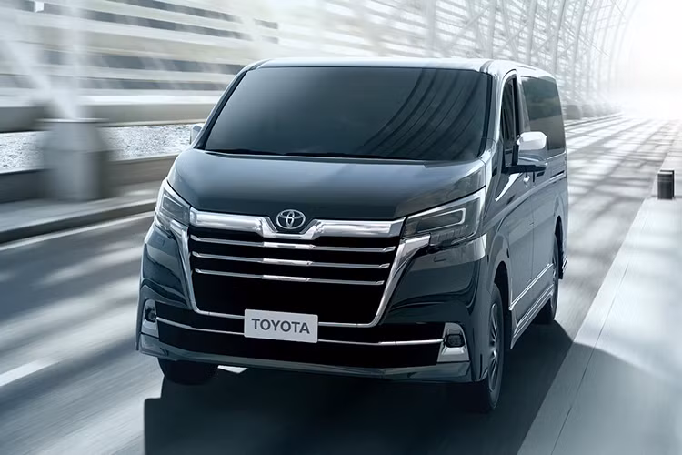 Cụ thể, mẫu xe Toyota Granvia 2020 sẽ được hãng ôtô Nhật Bản phát triển dựa trên nền tảng của dòng xe Hiace nổi tiếng, nhưng nó mang thiết kế sang trọng và thanh lịch hơn so với Hiace và được định vị thấp hơn người anh em Alphard trong dải sản phẩm MPV của hãng Toyota.