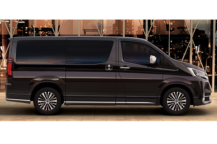 Về thiết kế, Granvia 2019 không sở hữu diện mạo cầu kỳ như Alphard, nó mang hiết kế đơn giản hơn , phần đầu xe nổi bật với cụm lưới tản nhiệt cỡ lớn nối liền cụm đèn pha bằng một thanh mạ chrome. Tương tự từ phía sau, cụm đèn hậu cũng được nối liền bằng một thanh nẹp chrome. 