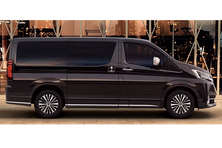 Về thiết kế, Granvia 2019 không sở hữu diện mạo cầu kỳ như Alphard, nó mang hiết kế đơn giản hơn , phần đầu xe nổi bật với cụm lưới tản nhiệt cỡ lớn nối liền cụm đèn pha bằng một thanh mạ chrome. Tương tự từ phía sau, cụm đèn hậu cũng được nối liền bằng một thanh nẹp chrome. 