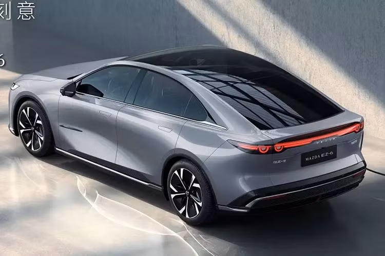 Thứ hai là mô-tơ điện có công suất tối đa 215 mã lực hoặc 235 mã lực cùng mô-men xoắn cực đại 320 Nm. Mô-tơ điện này đi kèm với động cơ xăng 4 xi-lanh, dung tích 1.5L để tăng phạm vi di chuyển.