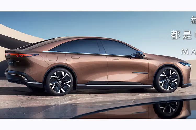 Khu vực sườn xe của mẫu xe điện Mazda EZ-6 hoàn toàn mới này được thiết kế khá mượt mà, theo phong cách coupe 4 cửa, với tay nắm cửa ẩn. Vành la-zăng của xe có thiết kế khí động lực học với 5 chấu kép, phay xước 2 màu.