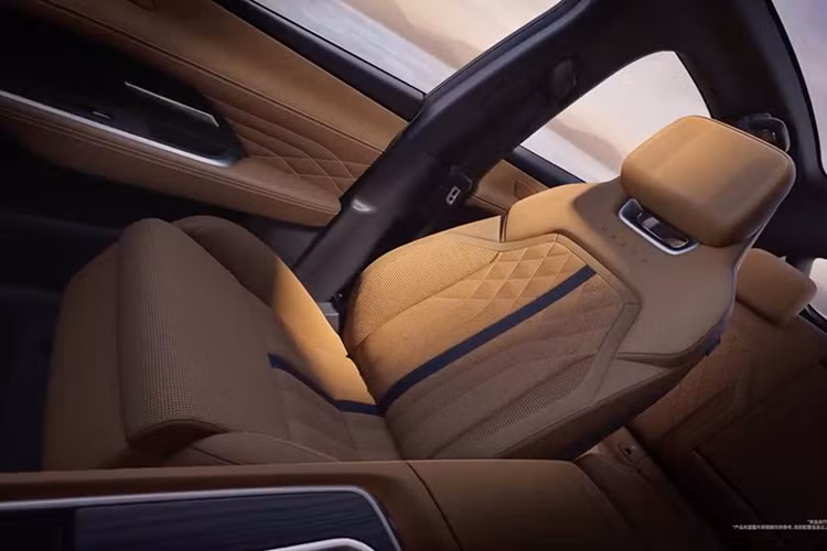 Bên trong Mazda EZ-6 là không gian nội thất 5 chỗ rộng rãi nhờ chiều dài cơ sở lớn và được thiết kế theo phong cách tối giản. Phần lớn các tính năng của xe đều được chỉnh qua màn hình cảm ứng trung tâm 14,6 inch đặt nổi trên mặt táp-lô. Trong khi đó, cụm điều khiển trung tâm của xe không có nhiều nút bấm vật lý mà chỉ đi kèm 2 giá để ly và ngăn chứa đồ nhỏ. Sau vô lăng vát đáy là bảng đồng hồ kỹ thuật số 10,2 inch.