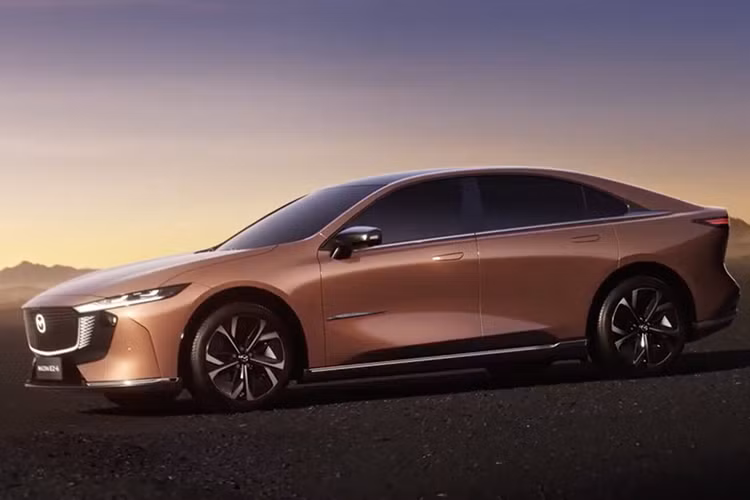 Đằng sau Mazda EZ-6 xuất hiện cụm đèn hậu hình bán nguyệt, nối liền với nhau bằng dải đèn nằm vắt ngang trên cửa cốp. Phía trên đèn hậu là cánh gió mui nhỏ tích hợp vào cửa cốp, tạo cảm giác thể thao. Trong khi đó, bên dưới đèn hậu không phải logo của hãng xe Nhật Bản mà là tem chữ "Mazda".