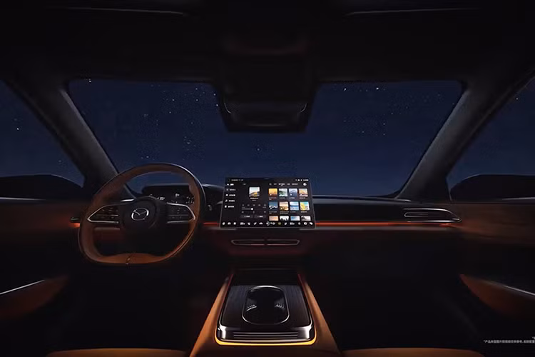 Theo giới truyền thông Trung Quốc, Mazda EZ-6 được phát triển dựa trên mẫu xe Deepal SL03 của đối tác Changan. Do đó, không có gì bất ngờ khi tân binh nhà Mazda dùng chung động cơ với Deepal SL03. Tại thị trường Trung Quốc, Deepal SL03 hiện có 2 tùy chọn động cơ. 