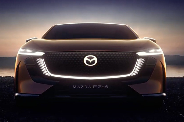 Mẫu xe sedan điện Mazda EZ-6 2025 không được phát triển dựa trên cơ sở gầm bệ của hãng Mazda. Thay vào đó, mẫu xe này dùng khung gầm lai EPA của đối tác Changan, có thể phù hợp với cả ôtô điện thuần điện lẫn xe dùng động cơ đốt trong. Tuy được phát triển dựa trên khung gầm của Changan nhưng EZ-6 vẫn mang trên mình thiết kế khá đặc trưng của thương hiệu Mazda.