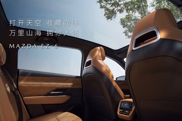 Theo hãng Mazda, EZ-6 sẽ có 2 phiên bản với tên mã nội bộ là J90A và J90A-REEV. Trong đó, J90A là phiên bản thuần điện chạy hoàn toàn bằng pin của xe. J90A-REEV sẽ là phiên bản có thêm động cơ đốt trong để tăng phạm vi di chuyển cho xe, tương tự công thức áp dụng cho đàn anh Mazda MX-30.