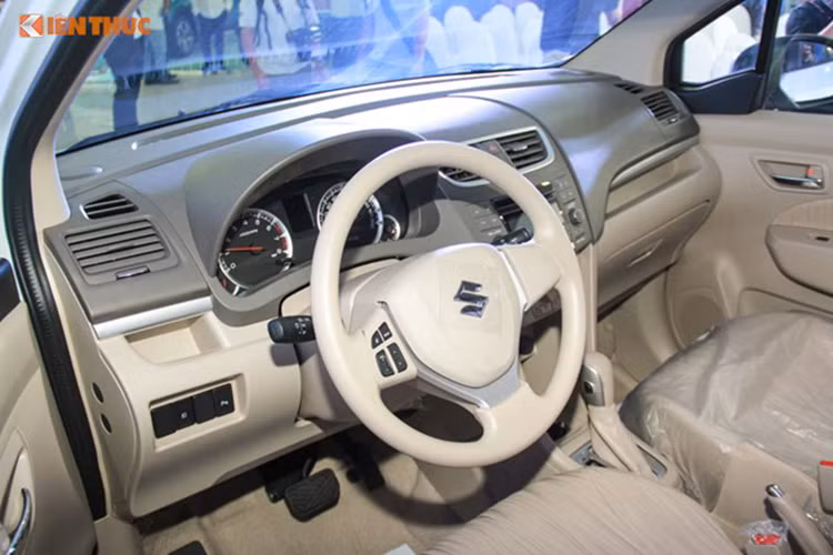 Suzuki Ertiga là một mẫu xe gia đình 7 chỗ, đa dụng và phù hợp với nhiều gia đình. Mẫu xe này sở hữu khối động cơ xăng I4 1.4 lít VVT, công suất 68kW (91 mã lực) tại 6.000 vòng/phút và mô-men xoắn cực đại 130Nm tại 4.000 Vvòng/phút, đi kèm hộp số tự động 4 cấp.