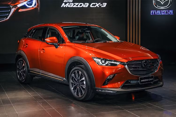 Tại Thái Lan, Mazda CX-3 2018 ngoài những màu cũ, còn được bổ sung 2 màu sơn ngoại thất mới là xám Gray Machine và đỏ Red Soul Crystal. Phiên bản nâng cấp này bao gồm 5 trang bị với giá dao động từ 879.000 - 1.189.000 Baht (tương đương 607 - 820 triệu đồng) và cạnh tranh với những đối thủ như Honda HR-V, Ford EcoSport và Toyota C-HR.