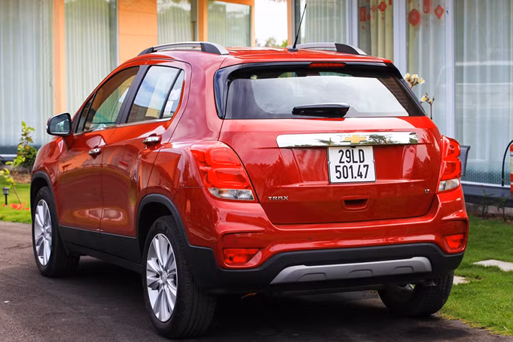 Chevrolet Trax hiện tại, tiện nghi và an toàn như trên - tại sao tình trạng doanh thu lại èo uột? Tìm câu trả lời này, anh Mạnh (ở khu Trung Hòa - Nhân chính, Hà Nội - đang sở hữu dòng xe Ford EcoSport - cho biết: "So với những đối thủ thuộc dòng crossover SUV cỡ nhỏ hiện nay, như: Ford EcoSport, Hyundai Creta, Suzuki Vitara, mức giá xe Trax 2017 là 769 triệu đồng được coi là quá đắt. Cũng mức tiền này, Ford EcoSport Titanium Black Edition 664 triệu đồng, chọn mua vẫn hơn".