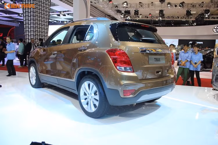 Đến tháng 3, số lượng xe Chevrolet Trax bán ra tại thị trường ôtô Việt bất ngờ bị tụt giảm nghiêm trọng - chỉ bán được tổng cộng 32 xe (giảm 50% so với tháng 2). Trong số xe bán ra, khách hàng miền Bắc chiếm số lượng 16 xe, khách hàng miền Nam theo sát với 15 xe và chỉ có đúng 1 xe được mua từ khách hàng miền Trung.