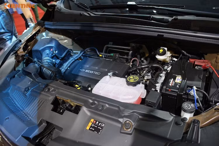 Chevroet trang bị cho Trax khá đầy đủ các tính năng an toàn với 6 túi khí (2 túi khí phía trước, 2 túi khí bên hông và 2 túi khí rèm), camera lùi, cảm biến sau, kiểm soát áp suất lốp (TPMS) cho cả 4 bánh xe và hệ thống kiểm soát áp suất lốp (TPMS), cân bằng điện tử (ESC), kiểm soát phanh động cơ (EDC), hệ thống chống trượt (TCS)...