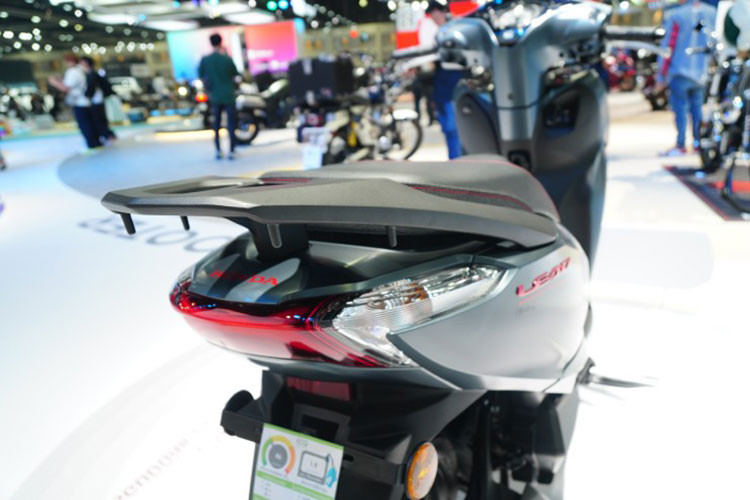 Khung xe được thiết kế kiểu xương dưới, cùng phanh đĩa trước và phanh tang trống sau, tạo nên sự ổn định và an toàn khi vận hành. Tổng trọng lượng của LEAD 125 mới chỉ 114 kg, giúp xe di chuyển linh hoạt, dễ dàng sử dụng trong mọi điều kiện.