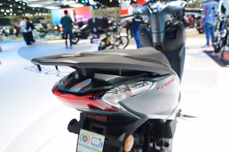 Khung xe được thiết kế kiểu xương dưới, cùng phanh đĩa trước và phanh tang trống sau, tạo nên sự ổn định và an toàn khi vận hành. Tổng trọng lượng của LEAD 125 mới chỉ 114 kg, giúp xe di chuyển linh hoạt, dễ dàng sử dụng trong mọi điều kiện.