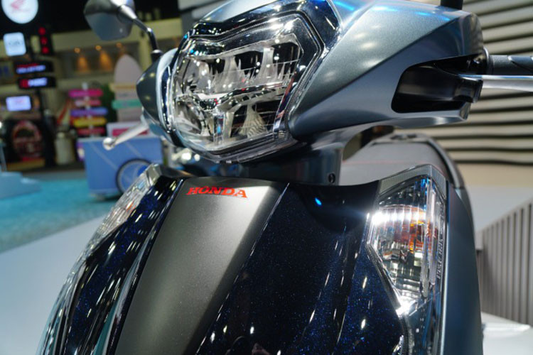 Điểm nhấn ấn tượng của Honda LEAD 2025 "cốp to" tại Thái Lan là biểu tượng màu đỏ độc đáo, kết hợp với kẹp phanh đỏ và bánh xe màu đen ở phía sau, tạo nên một phong cách thể thao mạnh mẽ.