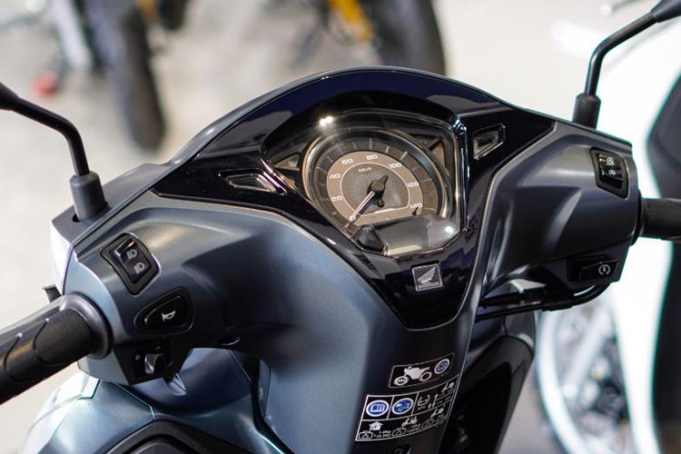 Về tính năng, xe được trang bị cổng sạc USB Type C ở ngăn chứa đồ lớn phía trước, tiện lợi cho những chuyến đi dài. Không gian lưu trữ dưới yên rộng rãi với dung tích lên đến 37 lít, cùng với hệ thống đèn LED hiện đại.