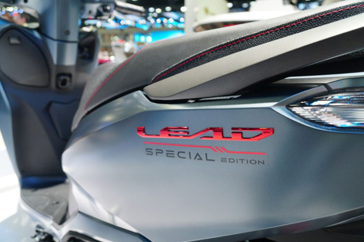 Nắp bình xăng của xe được thiết kế ở phía trước, giúp người sử dụng dễ dàng tiếp nhiên liệu. Màn hình điều khiển xe hiển thị đa chức năng hình chữ V cung cấp đầy đủ thông tin cần thiết, mang lại sự tiện dụng tối ưu.