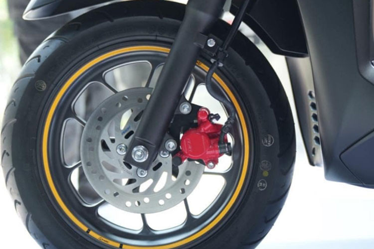 Đáng tiếc, so với phiên bản ở Việt Nam, theo quan sát có thể thấy phiên bản ở Thái sẽ không được trang bị hệ thống phanh ABS mà chỉ được trang bị phanh đĩa trước và phanh tang trống ở phía sau.