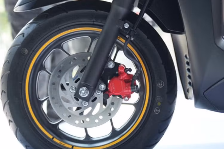 Đáng tiếc, so với phiên bản ở Việt Nam, theo quan sát có thể thấy phiên bản ở Thái sẽ không được trang bị hệ thống phanh ABS mà chỉ được trang bị phanh đĩa trước và phanh tang trống ở phía sau.