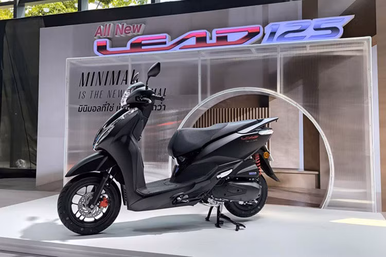 Mẫu xe ga Honda LEAD 125 2025 mới ra mắt tại Thái Lan có ngoại hình không khác biệt nhiều so với bản đang bán tại Việt Nam, nhưng nổi bật với màu xám tuyền đầy tinh tế, mang đến vẻ ngoài tối giản nhưng không kém phần sang trọng.