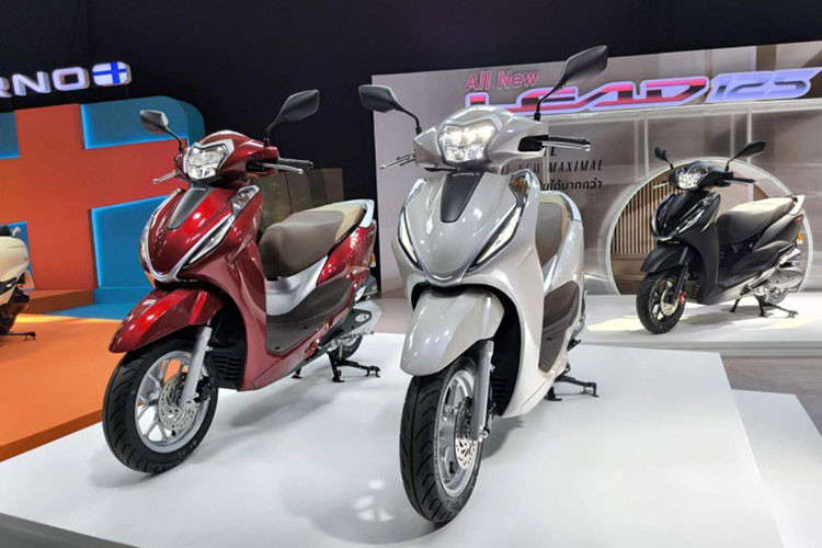 Hãng xe Nhật Bản vừa chính thức ra mắt mẫu xe tay ga Honda LEAD 125 2025 mới tại Thái Lan, tạo nên sự chú ý lớn tại Triển lãm xe 2025 đang diễn ra ở Bangkok. Đây cũng chính là dòng xe tay ga rất được ưa chuộng tại thị trường Việt Nam.